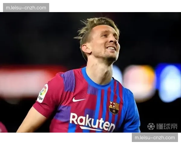 PSV边路传中落点欠佳,卢克·德容在对手包夹下争顶成功率下降